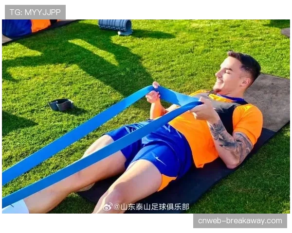 特写：泰山队体能教练通过可穿戴设备数据，在补水间隙调整战术指令